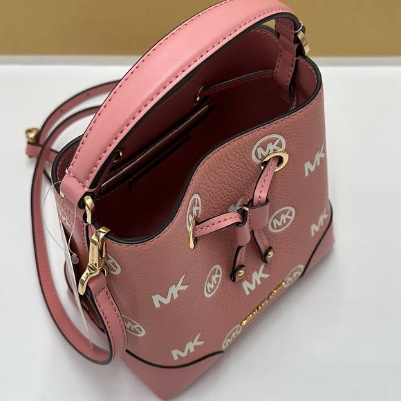 MICHAEL KORS
Mercer Small Logo Embossed Leather
Bucket Bag PRIMROSE COLOR - Picture 7 of 16